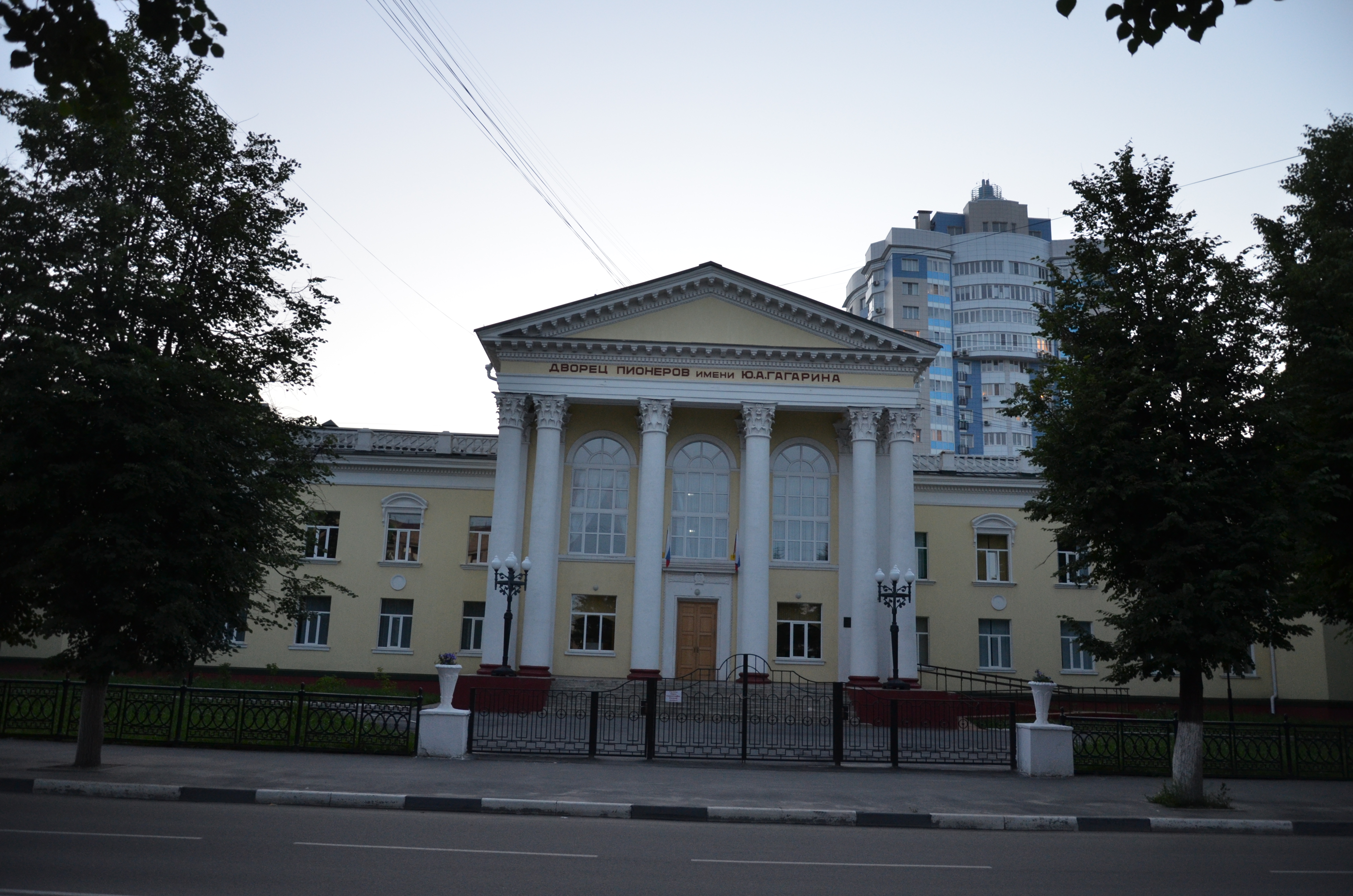 Пионер брянск. Дворец пионеров Орел. Дворец Гагарина Орел. Дворец пионеров и школьников имени Гагарина Орел. Дворец пионеров на Салтыкова Щедрина.